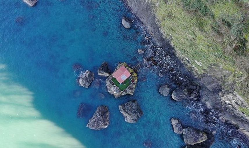 Artvin’de kayanın üzerine barınak inşa edildi