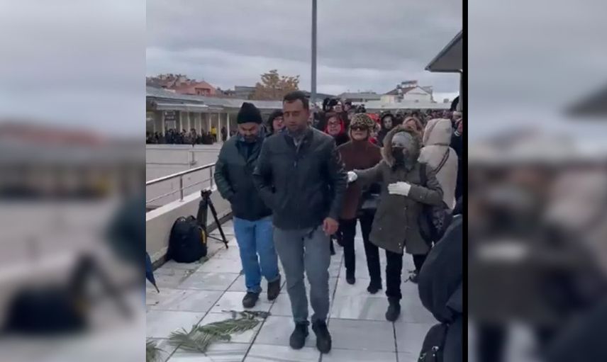 Tören istemiyorum yakılmak istiyorum demişti: Metin Uca'nın cenaze namazında büyük saygısızlık! İmam cenaze namazını kılarken…