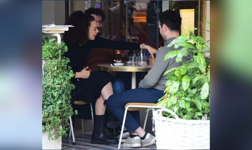 Azra Akın dışarıda olduğunu unuttu aşka geldi kocasını öpmelere doyamadı