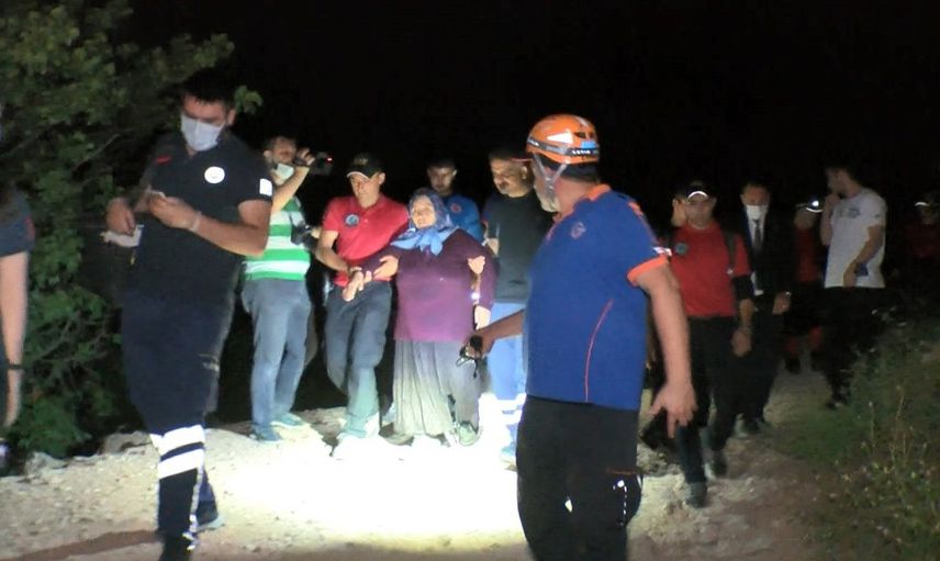 Uludağ’da Kaybolup Üç Gün Sonra Sağ Bulunan Kadını Jandarma Sırtında Taşıdı