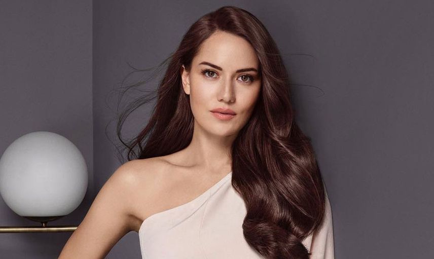 Fahriye Evcen bornozlu paylaşımı ile doğal güzelliğini konuşturdu! Paylaşımı ile kendine hayran bıraktı