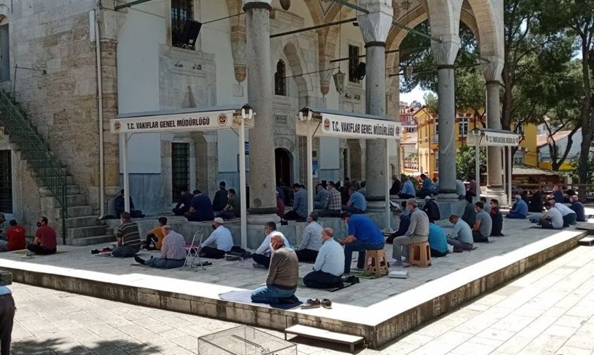 Tam Kapanmanın İlk Cuma Namazında Camiler Doldu