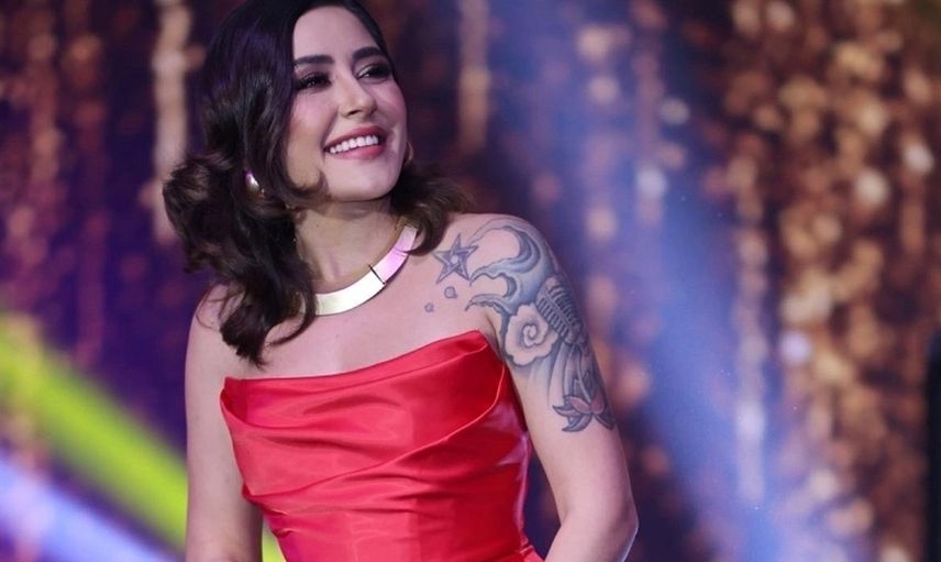 Melek Mosso'dan beklenmedik hareket! Konserde bir anda saçlarını kesmeye başladı