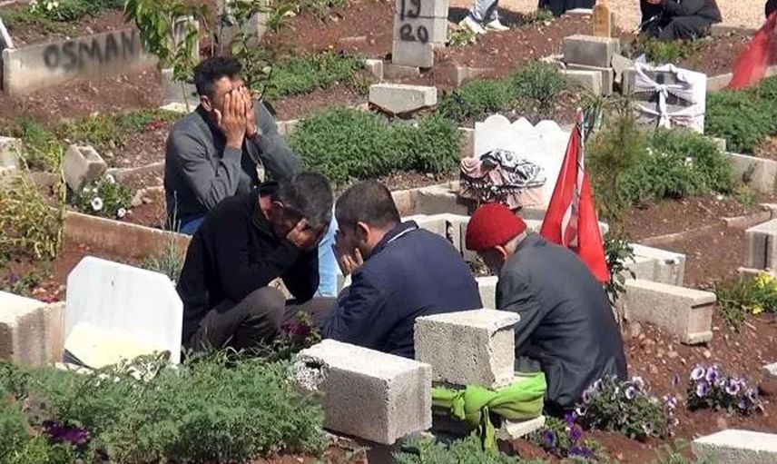 Deprem bölgesinden gelen görüntüler herkesi duygulandırdı: Türkiye’nin en buruk bayramı
