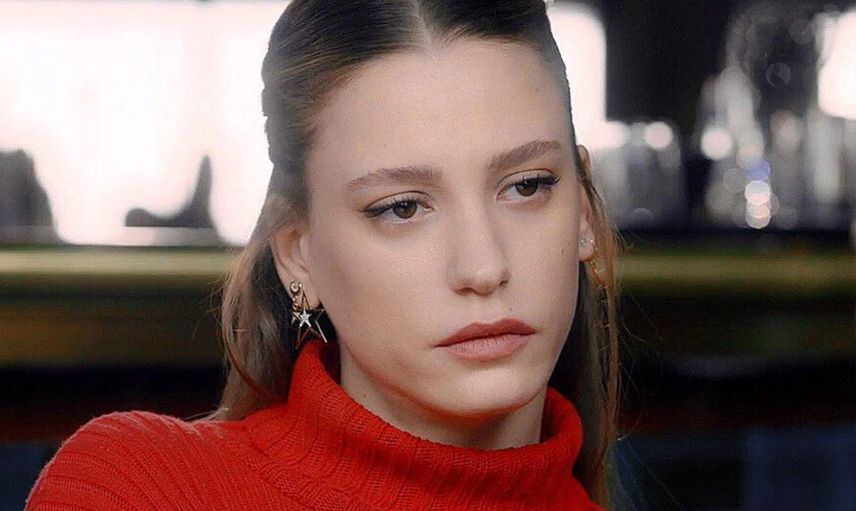 Serenay Sarıkaya'nın muhabirlerle arasında geçen tatlı diyaloğu çok konuşuldu: Magazin muhabiri olmanın şartı yakışıklı olmak mı!