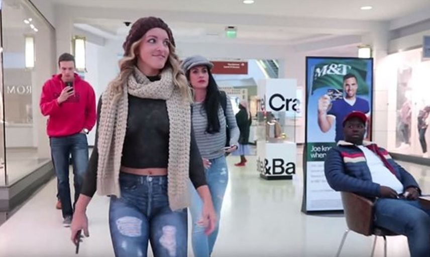 Kadın AVM'de anadan doğma dolaşınca ortalık ayağa kalktı