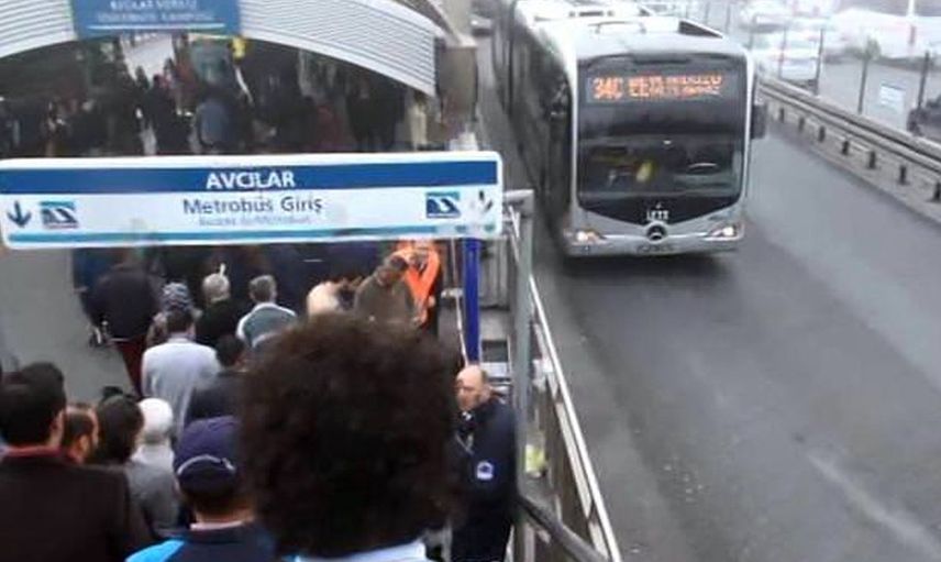 Metrobüs Durağında Beni İttin Tartışması Kavgaya Sebep Oldu