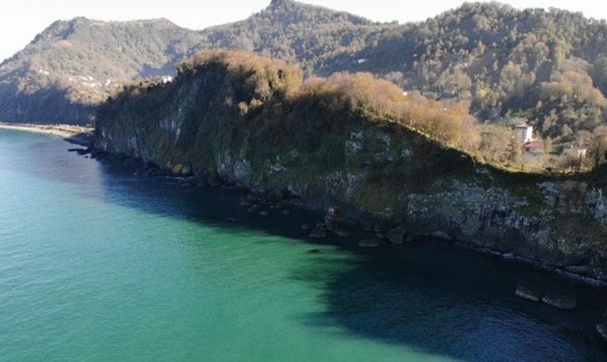 Artvin’de kayanın üzerine barınak inşa edildi