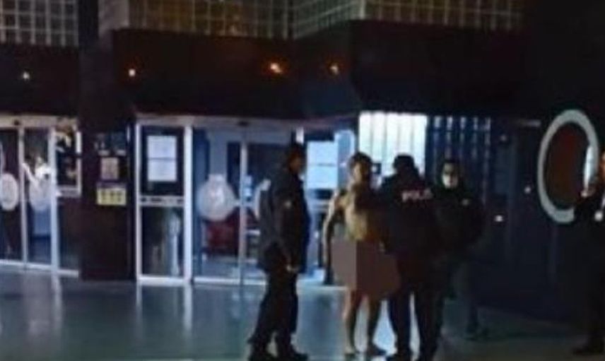 Alkol Alan Adam Belediye Binası Önünde Soyundu!