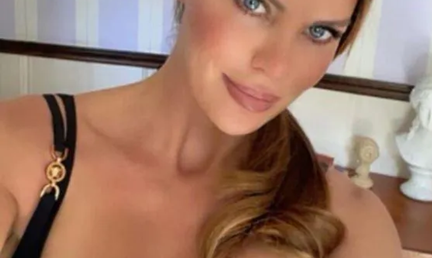 Ebru Şallı Dekolteli Fotoğrafları