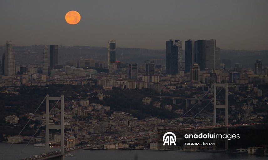 İstanbul'da eşsiz dolunay görüntüsü fotoğraflandı: İşte o anlar...