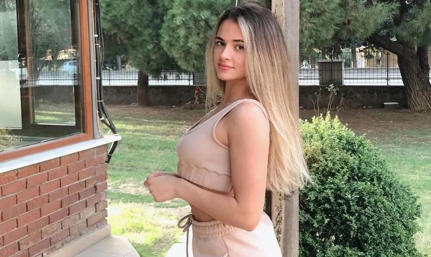 Survivor Aleyna Çalışkan'dan Kalça Dekoltesi