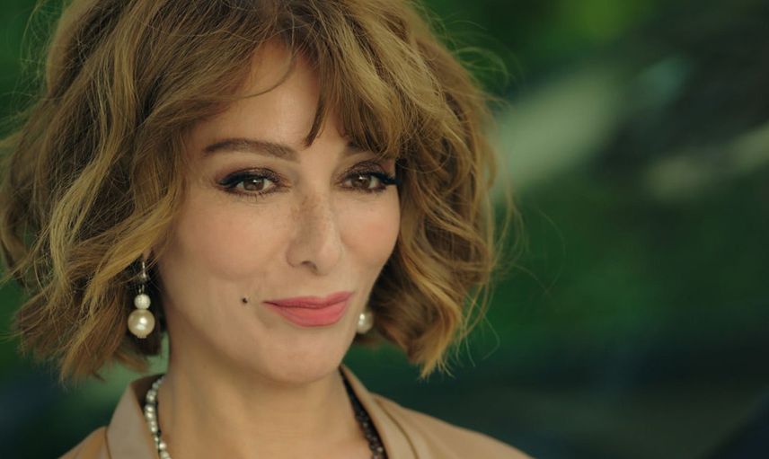 Zerrin Tekindor'dan seyirciye sitem dolu ayar: Oyunu yarıda kesti, salonda soğuk rüzgarlar esti!