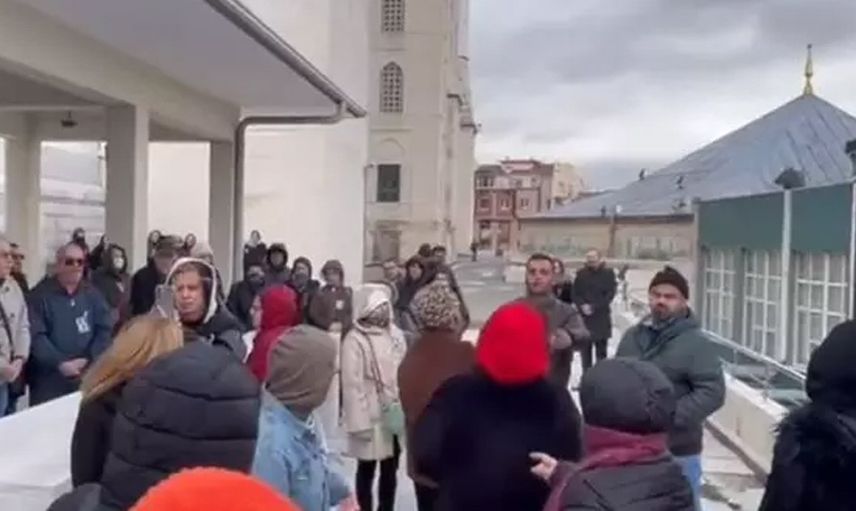 Tören istemiyorum yakılmak istiyorum demişti: Metin Uca'nın cenaze namazında büyük saygısızlık! İmam cenaze namazını kılarken…