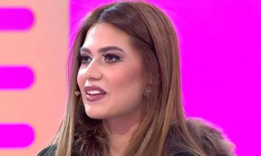 Bahar Candan dur durak bilmiyor! Poz verirken dekolte vermek için öyle bir şey yaptı ki...