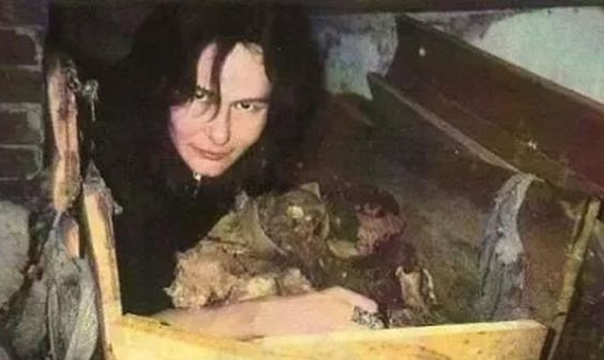 Önce cenaze arabasını kaçırdı sonra ölü adamla ilişkiye girdi