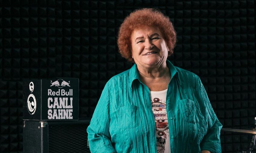 Türk Halk Müziği'nin efsanevi ismi Selda Bağcan, popçuların kıyafetlerini topa tuttu: Elli yıldır sahnedeyim öyle giyinmedim