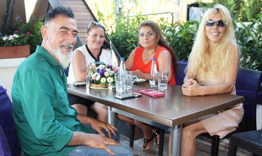 Ahu Tuğba fiziği ile genç kızlara taş çıkarttı! Yeşilçam'ın ünlü ismi Miami sahillerinde sereserpe pozlar verdi