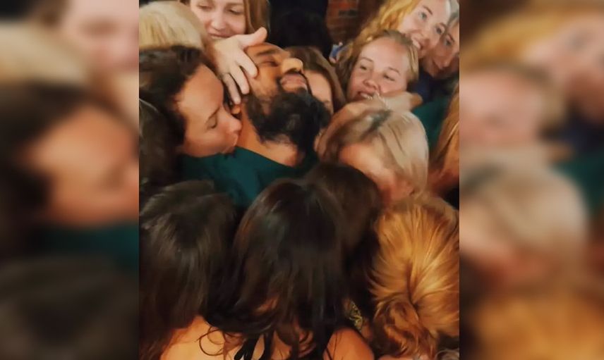 Herkes bu terapi yöntemini konuşuyor: Birbirlerini okşayarak meditasyon yaptılar!