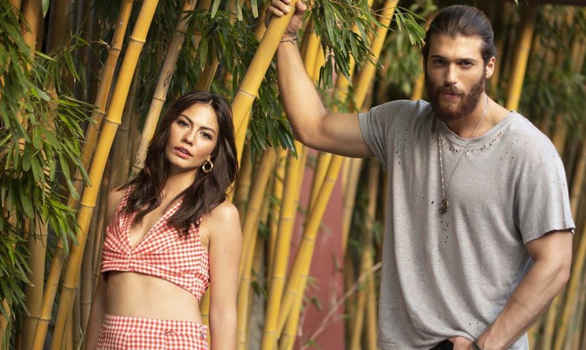 Dekolteyi Abartan Demet Özdemir 