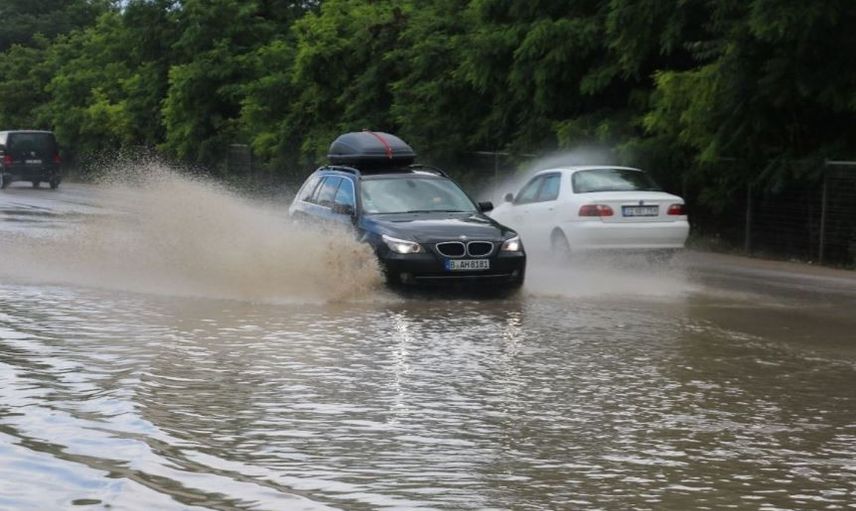 Vatandaş isyan etti! İstanbul'da yağmurun ardından yollar göle döndü