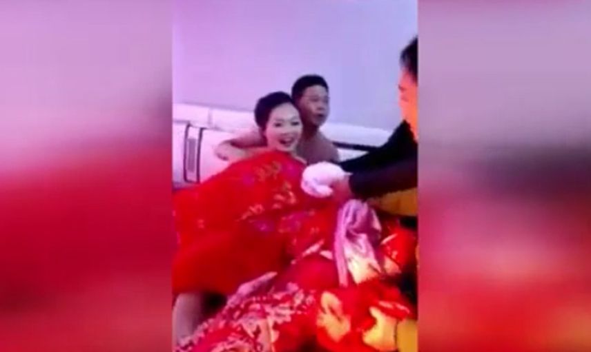 Damat ve gelinin odasına baskın yaptılar