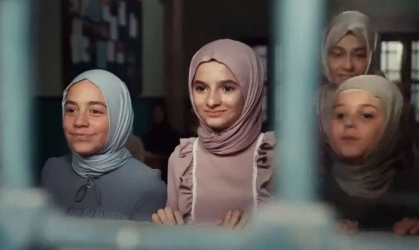 Kızıl Goncalar'da alkış toplayan sahne: ABD'deki sapkınlık adası Epstein'e olay gönderme!