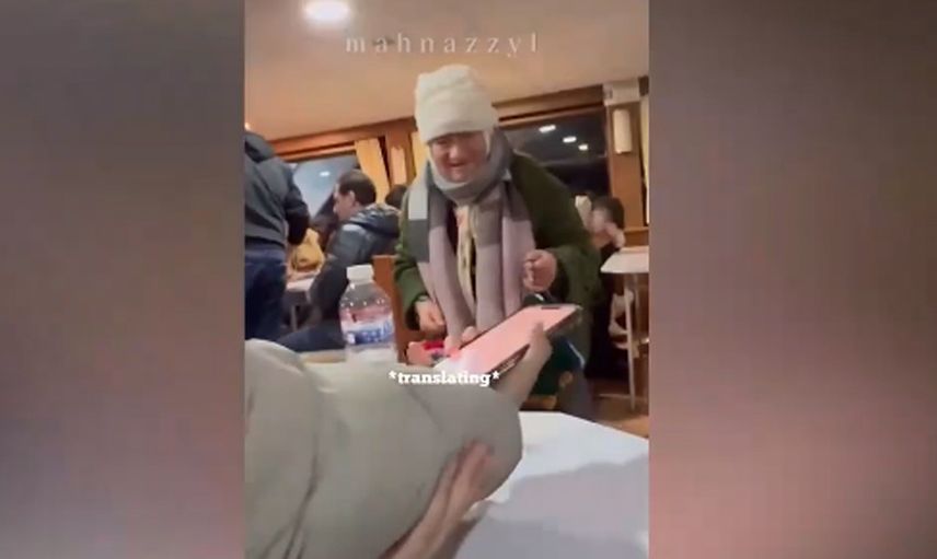 İyi insanlar hala var! Bir turist örgü lif satan yaşlı kadına 75 lira yerine 1750 lira ödeyince... O anlar viral oldu!