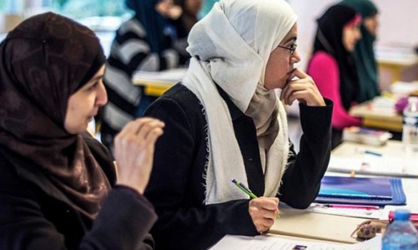 Sosyal medya bu görüntüleri konuşuyor: Müslüman kız öğrencilere penis dedirtmeye çalışan öğretmene tepkiler çığ gibi büyüyor