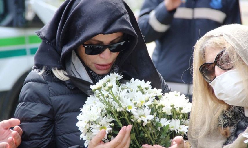 Seray Sever'in babasının cenazesinde yürek burkan detay