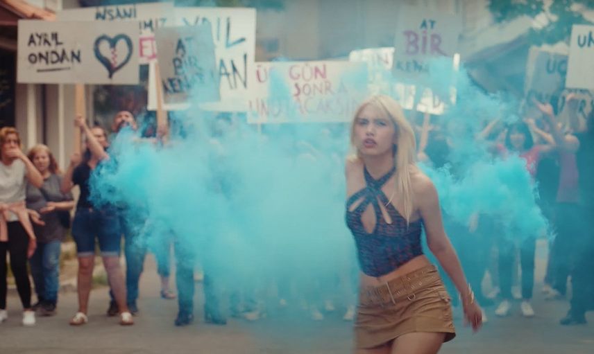 Aleyna Tilki Öyle Bir Şey Yaptı ki Gören Protestoya Katıldı Sanar Ama Gerçek Bambaşka