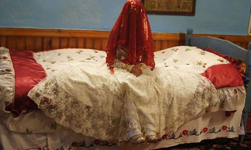 Gerdek gecesi rezaletleri! İlk gece kanı bayrak gibi sallandırılıyor