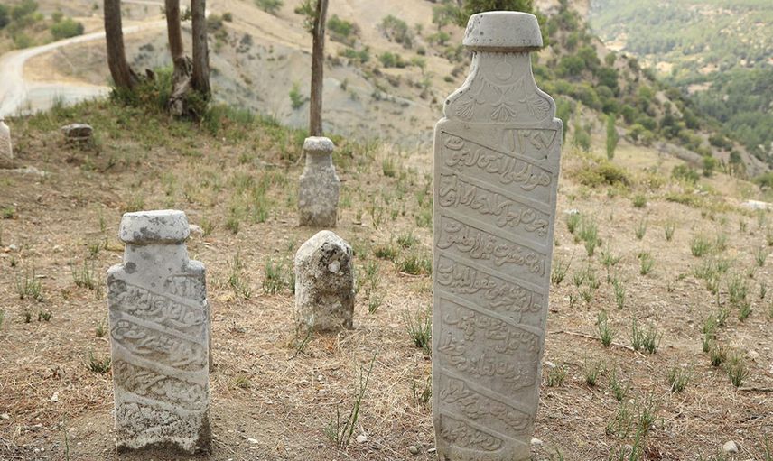 Annesinin mezarına kamera koydu ve gördükleri karşısında şok oldu!