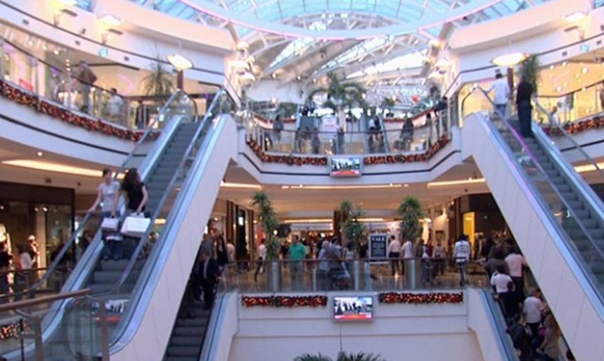 Kadın AVM'de anadan doğma dolaşınca ortalık ayağa kalktı