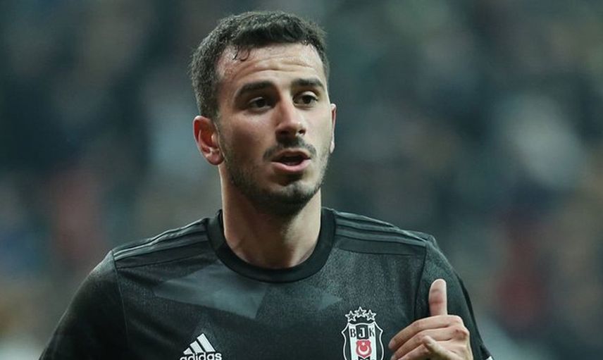 HANGİ MEVKİDE OYNUYOR?