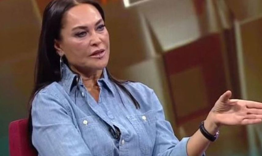 Hülya Avşar beyaz mini elbisesi ile büyüledi