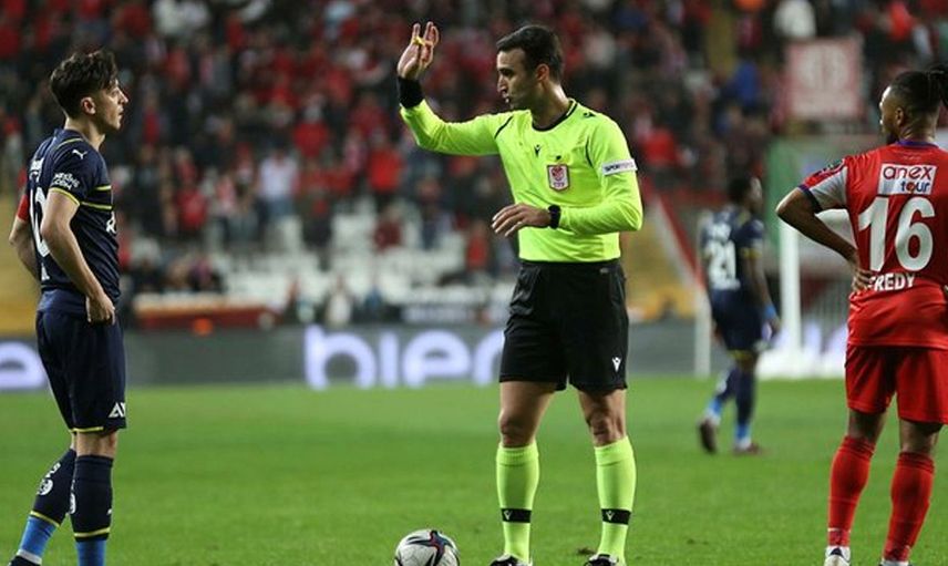 Fenerbahçe'de Mesut Özil Antalyaspor Maçında İsmail Kartal'a Tepki Gösterdi!