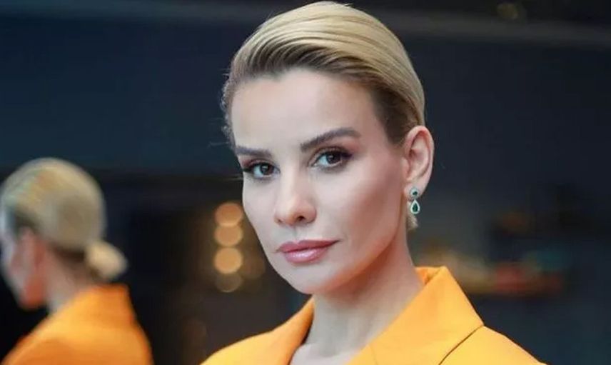 Ekranların fenomen sunucusu Esra Erol’un paylaşımı olay oldu! Kıyafetinin yarısı yok