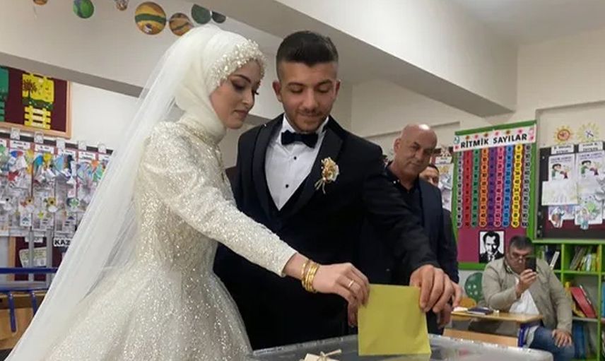 Seçim kombinleri belli oldu! Oy vermeye birbirinden farklı kıyafetlerle giden insanlar