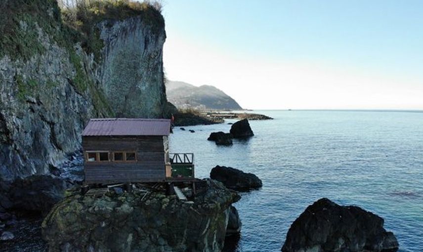 Artvin’de kayanın üzerine barınak inşa edildi