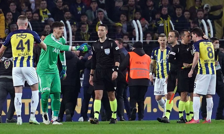 Fenerbahçe - Trabzonspor derbisinde yaşanan olaylar medyada yer bulmadı! Benzer olaylar Trabzon'a ceza yağmıştı