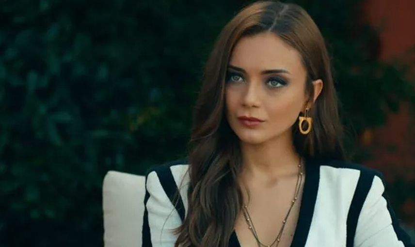 Aziz dizisinin yıldız ismi Damla Sönmez cesur pozları ile takipçilerini çoşturdu