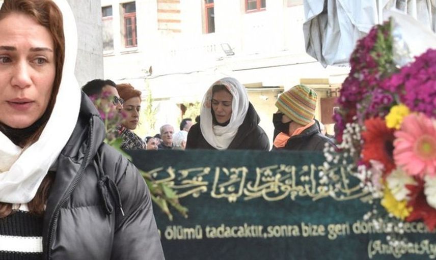 Özge Borak'ın acı günü! Babaannesinin ölümüyle sarsılan ünlü oyuncu cenazede gözyaşlarını tutamadı