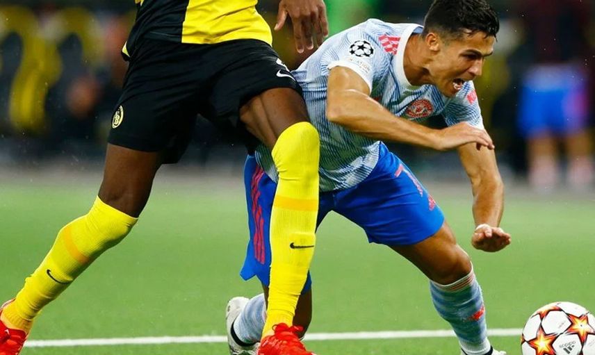 Cristiano Ronaldo Maçtan Önce Yaraladığı Saha Görevlisi Kadına Yardım Etti!