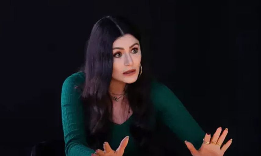 Deniz Çakır'dan Hülya Avşar'ın programında olay sözler: ''Öpüşmenin olmadığı ekranlarda''