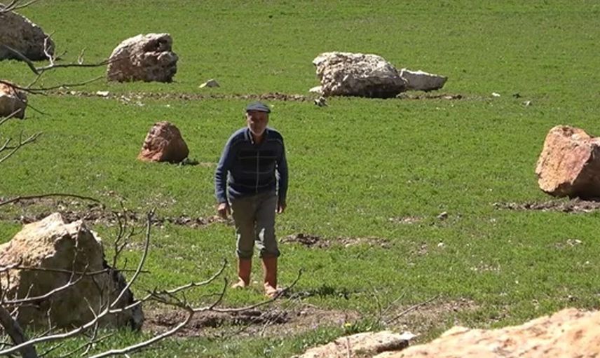 Depremin şiddetiyle kopan kayalar ekili tarım arazilerinin üstüne düştü: İşte o dehşet veren görüntüler