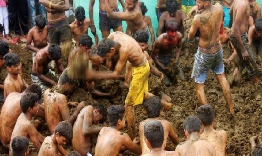 Hindistan'da Halk Kovid-19'a Karşı Tekrar Vücuduna İnek Dışkısı Sürmeye Başladı!