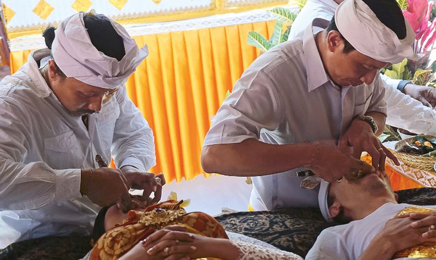 Bali’de korkutan gelenek: Cennete gitmek için dişlerini törpületmek zorundalar