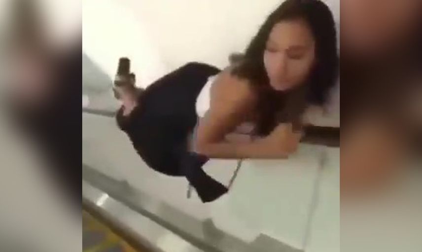 Alışveriş merkezinde ahlaksız hareket! yürüyen merdivenlere tutunup soyundular