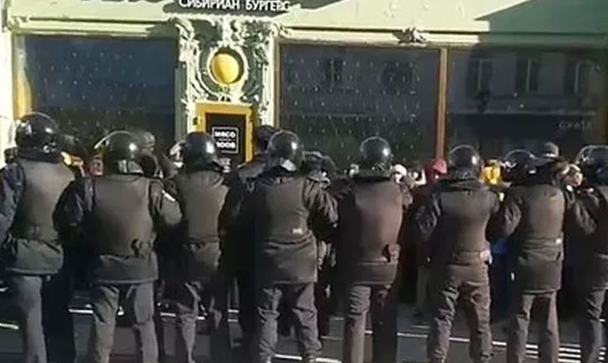 Polis merkezinde mide bulandıran olay! Ahlaksız polis ekipleri sorgu odasında 20 kadını zorla soyup…